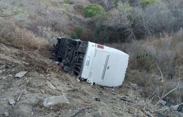 Vuelca autobús que transportaba un equipo infantil de futbol procedente de Colima