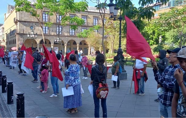 Protestan antorchistas en Plaza de Armas por asesinato de dirigentes en Guerrero