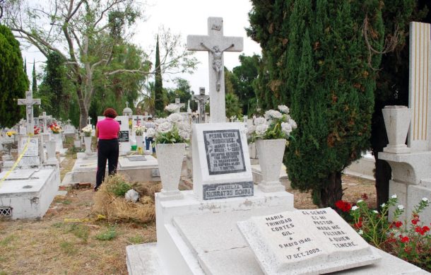 Acuden 80 mil personas a cementerios por el Día de las Madres