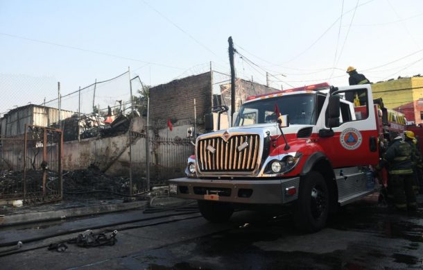 Contienen incendio en bodegas de autopartes en la zona de 5 de Febrero