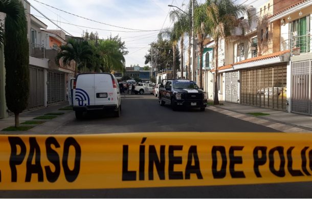 Asesinan a hombre en la sala de su casa