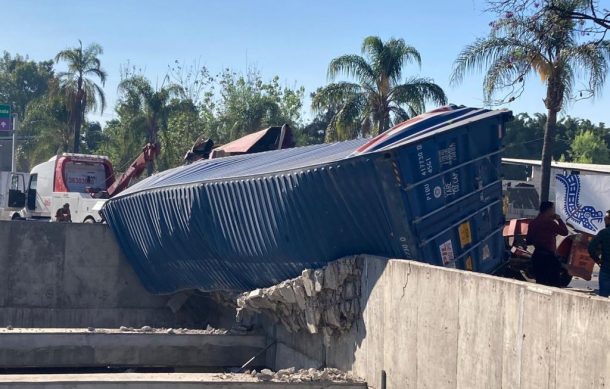 Trailer volcado provoca atorón en López Mateos Sur