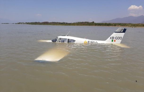 Avioneta acuatiza de emergencia en Chapala