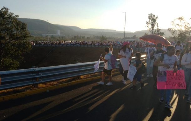 Manifestantes bloquean Periférico a la altura de avenida Vallarta