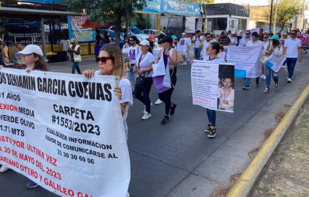 Familiares de trabajadores desaparecidos de call center marchan a Casa Jalisco