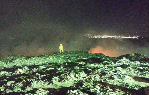 Trabajan sin descanso para contener avance del fuego en Los Laureles
