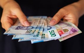 Peso cierra en su mejor nivel desde julio de 2024