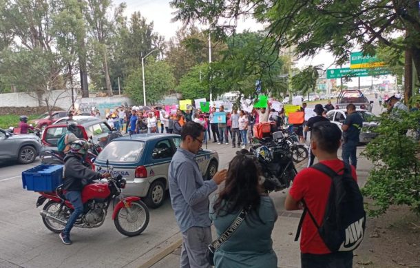 Bloquean López Mateos en demanda de localización de joven desaparecido