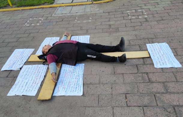 Hombre protesta contra presuntos abusos de policías viales