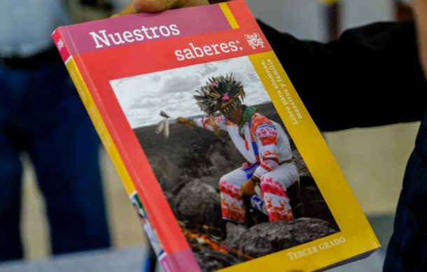 Autoridades alistan reunión con padres de familia inconformes con libros de texto