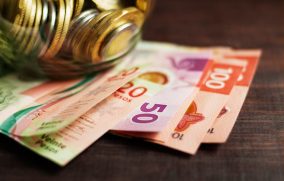 Peso cierra en 18.54 unidades por dólar