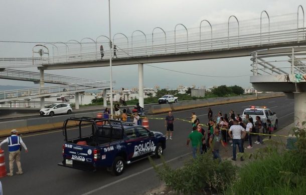 Bloquean Periférico vecinos de fraccionamiento de Tonalá por falta de agua