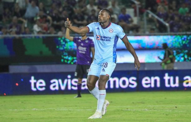 Cruz Azul se salvó de perder con doblete de Cambindo