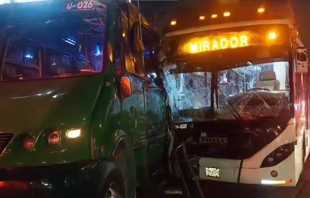 Accidente del Macrobús deja 28 personas lesionadas; chocó contra otro camión