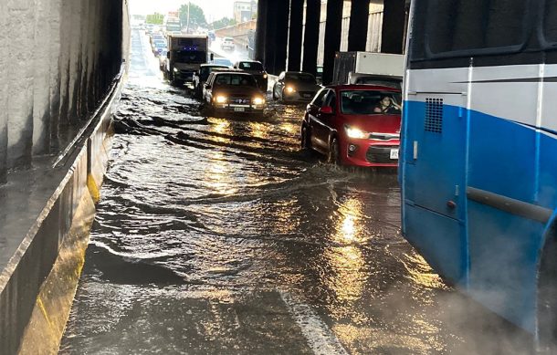 Continúan encharcados pasos a desnivel de carretera a Nogales