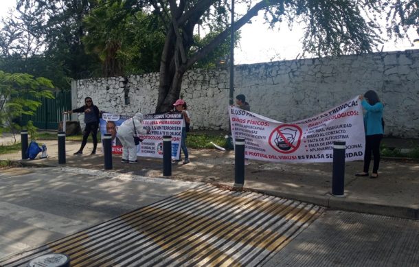 Protestan por recomendación de la UdeG a reusar el cubrebocas