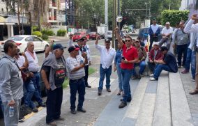 Protestan trabajadores de Sader porque no les han pagado prestaciones