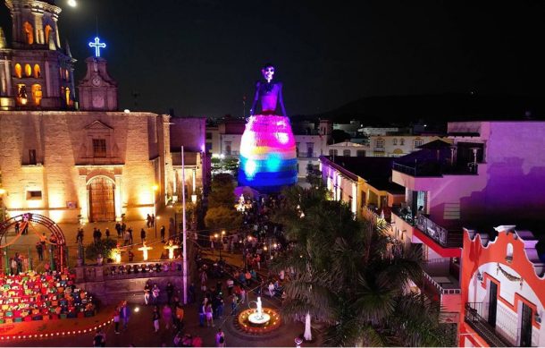 Presenta Zapotlanejo su Catrina de 25 metros de altura
