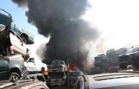 Incendio en chatarrera genera severos problemas ambientales en Tlajomulco