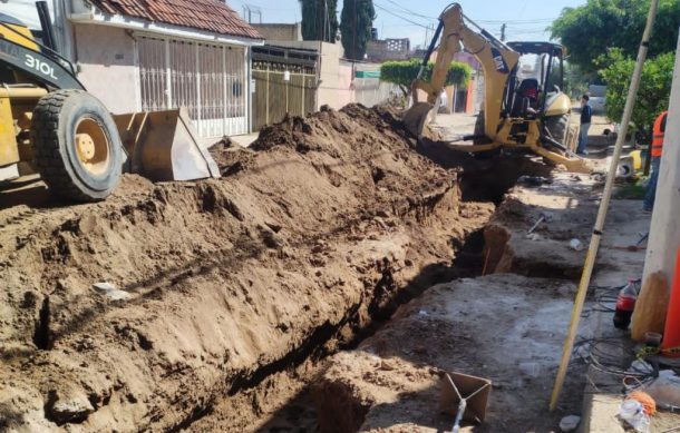 Sobreviven dos trabajadores a caída dentro de zanja en Zapopan