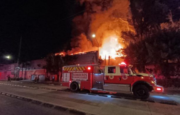 Trabajan para sofocar incendio en bodega de muebles en Guadalajara
