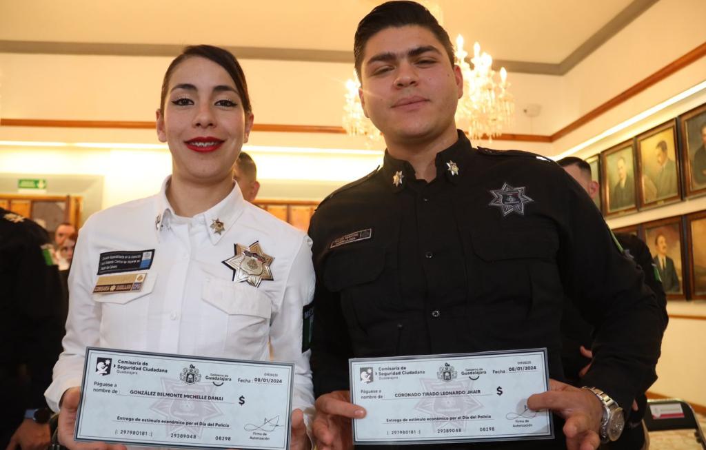 Entregan estímulos económicos a policías de Guadalajara Notisistema