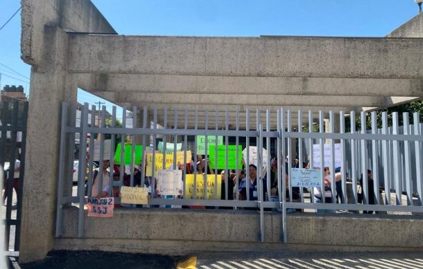 Protestan trabajadores de Salud; exigen ser recontratados