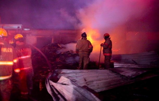 Incendio devasta bodega en Tlajomulco