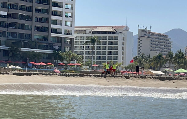 Hay corrientes de retorno en Puerto Vallarta; impiden nadar entre dos playas