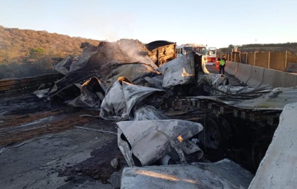 Tráileres se incendian tras chocar en el Macrolibramiento