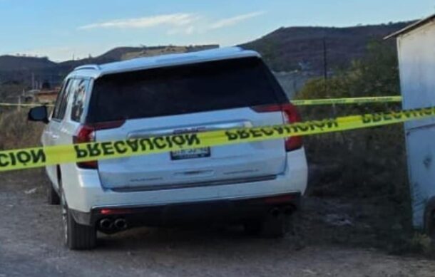 Localizan al menos tres cuerpos dentro de camioneta en Villa Corona