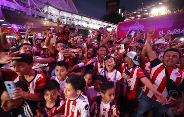 Chivas provoca una gran fiesta a su llegada a la CDMX