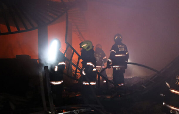 Fuerte incendio se registra en fábrica de Zapopan