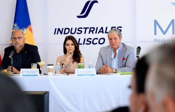 Presenta Laura Haro proyecto económico a industriales