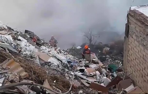 Combaten incendio de basurero de clandestino en Zapopan