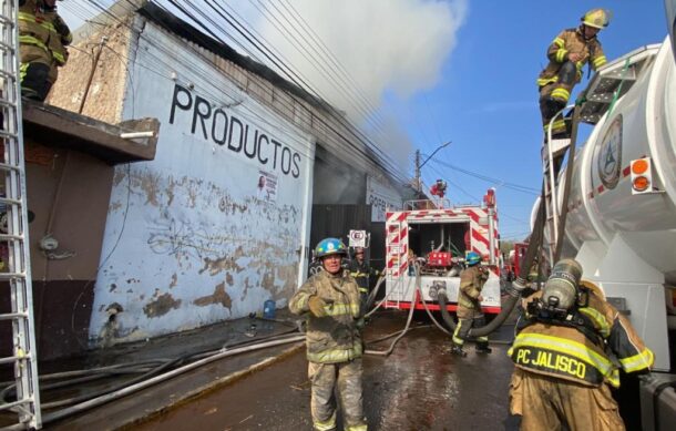 Sofocan fuerte incendio de Ciudad Aztlán en Tonalá