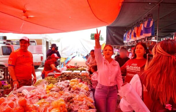 Claudia Delgadillo visita tianguis de Zapopan