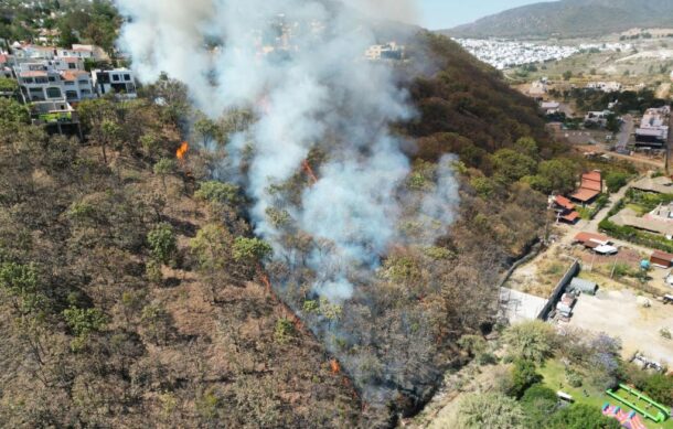 Combaten incendio en Bugambilias