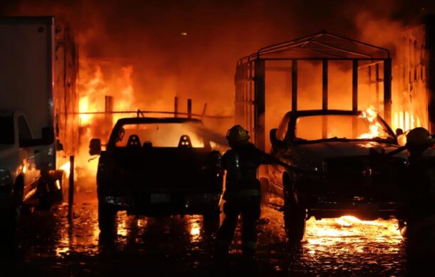 Incendio en pensión consume siete vehículos en GDL
