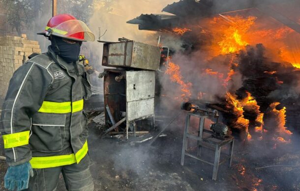 Se quema fábrica de muebles en Ciudad Aztlán