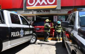 Camioneta se estrella contra tienda de autoservicio en GDL