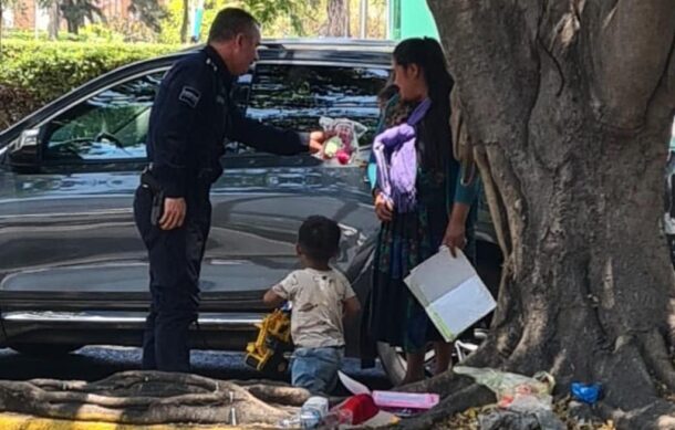 Policías de Zapopan regalan juguetes a niños de la calle