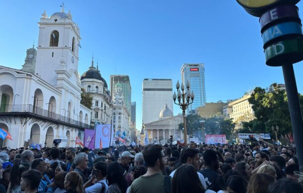 Marchan en Argentina contra recortes a fondos universitarios