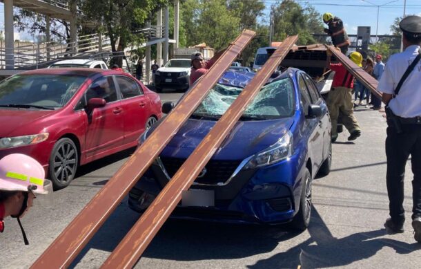 Aparatoso accidente se registra en Periférico Poniente