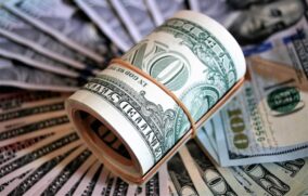 Peso mexicano pierde terreno frente al dólar en jornada volátil