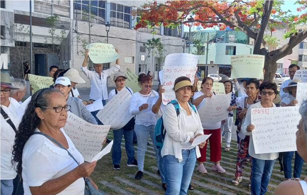 Reclaman retiro de prestaciones a jubilados de la Secretaría de Salud