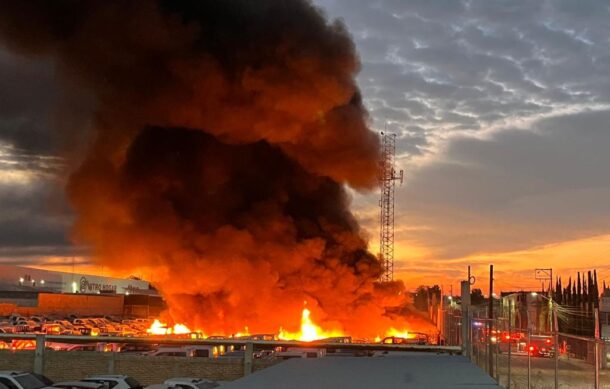 Incendio consume 100 vehículos en almacén de Aguascalientes