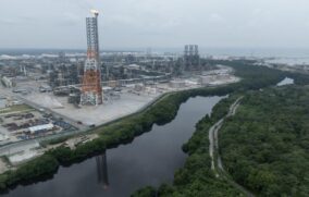 La refinería de Dos Bocas ya produce casi 300 mil barriles diarios de gasolina: Sheinbaum