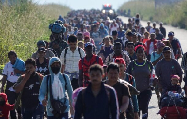 Caravana migrante avanza hacia Huixtla en su segundo día de caminata