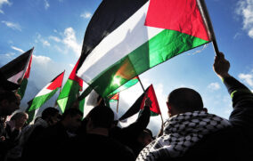 Vandalizan fachada de SRE durante protesta en apoyo a Palestina